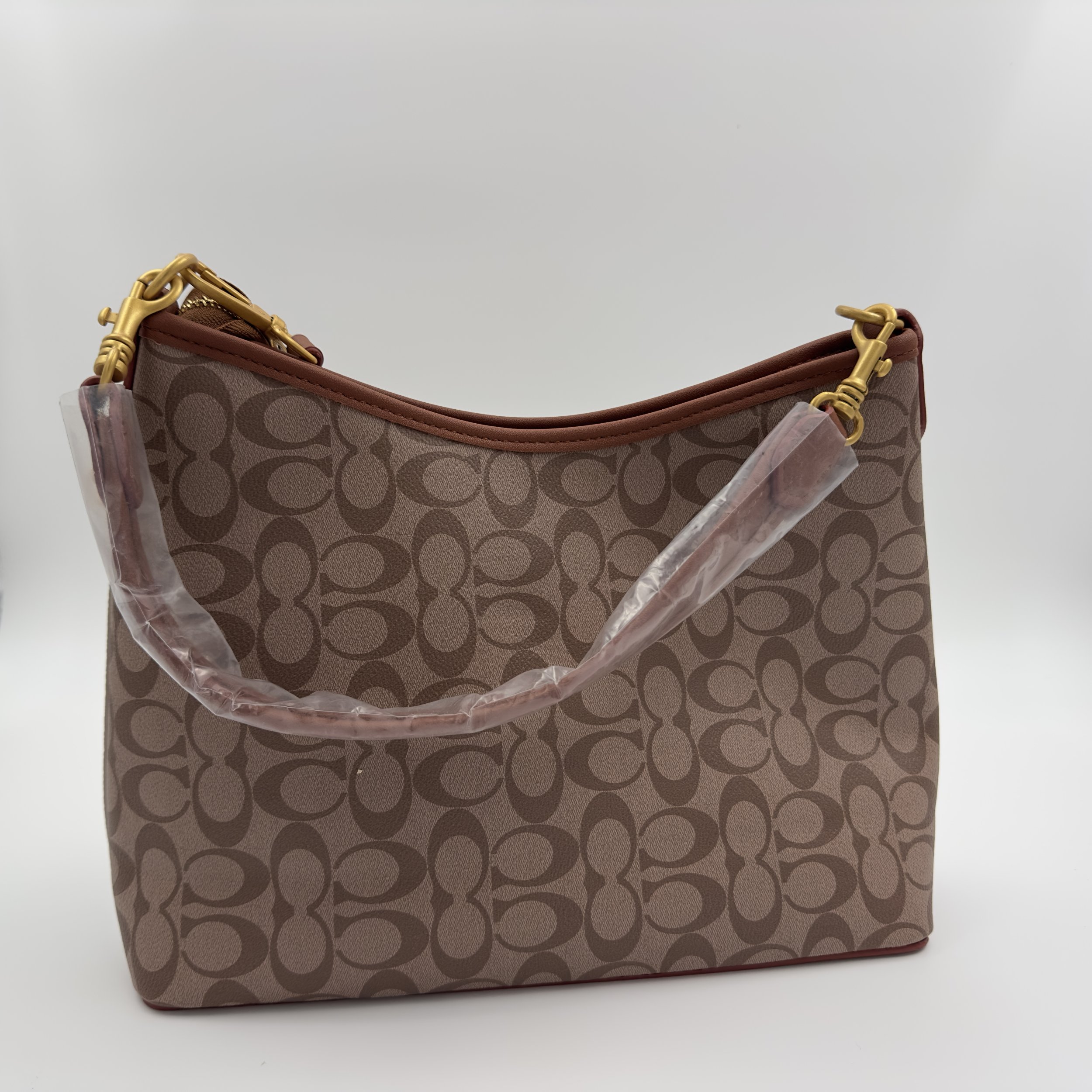 Laurel Shoulder Bag In Signature Canvas